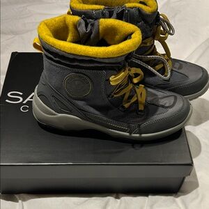 Brand New! Santana Canada Torino Women’s size 10 Boots in Gray and Yellow🩶💛